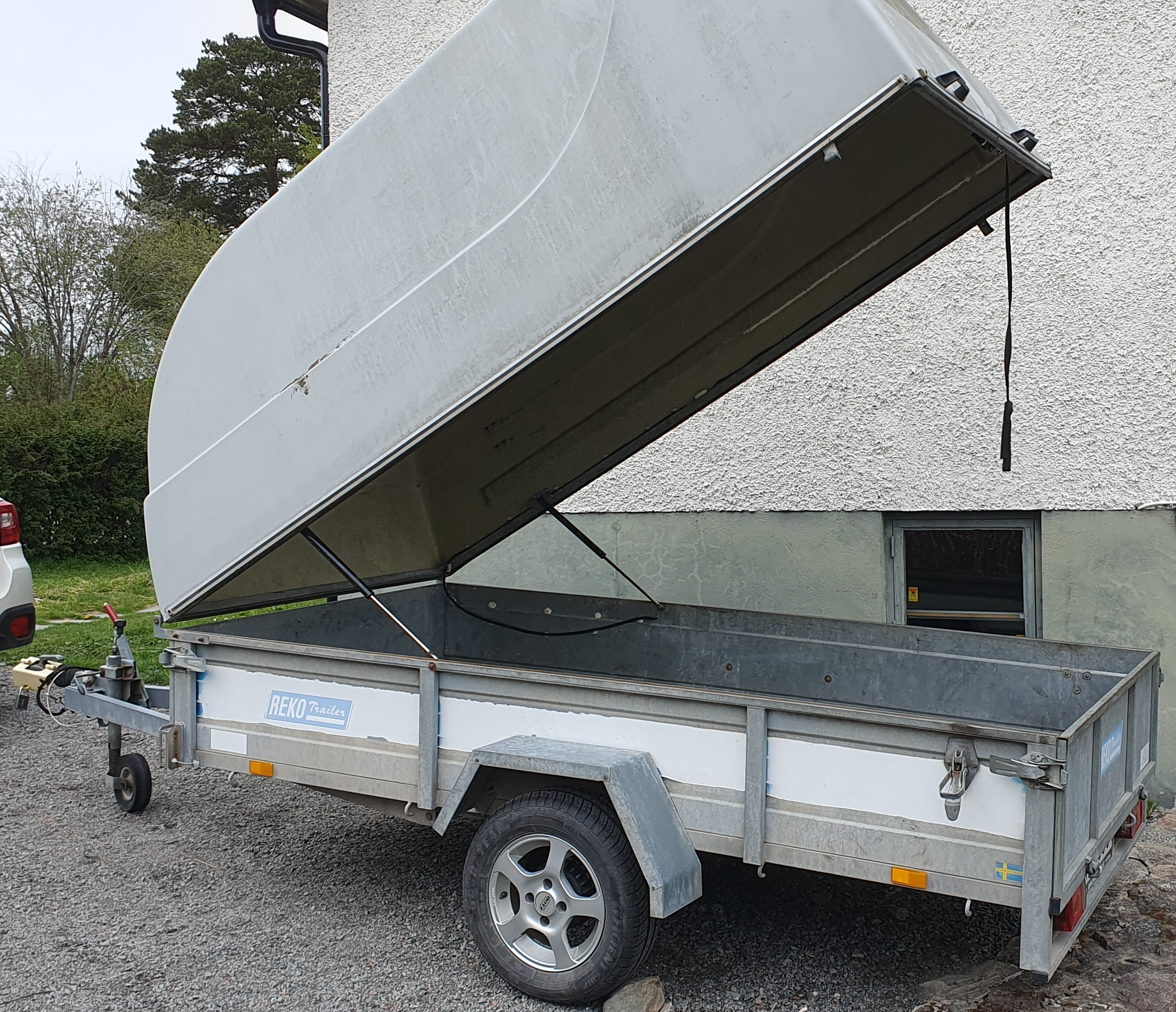 Bromsat kåpsläp 900kg