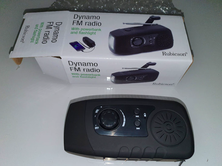 Radio, usb-laddare med vev, ficklampa