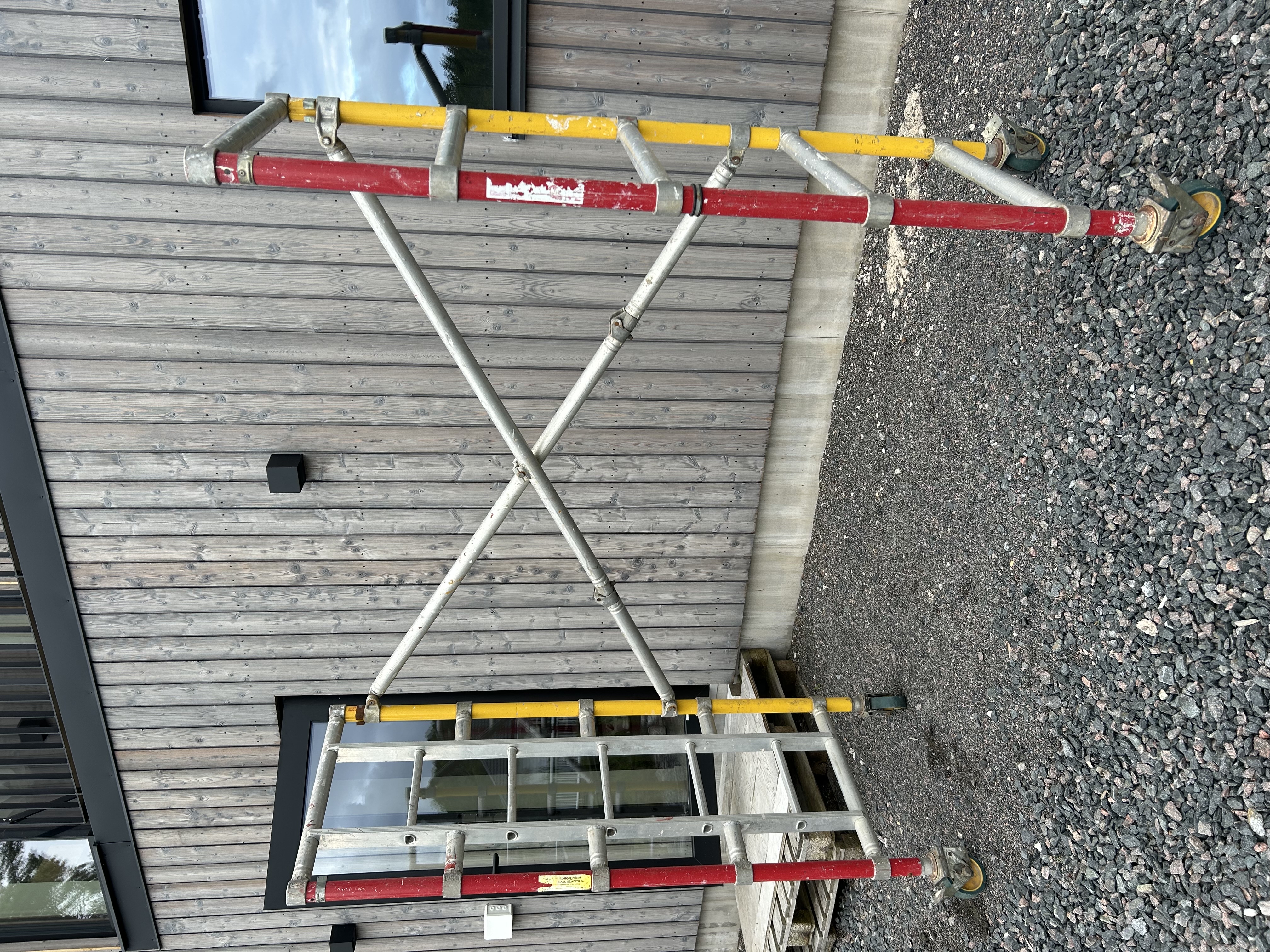 Arbetsplattform 4 m arbetshöjd på släp