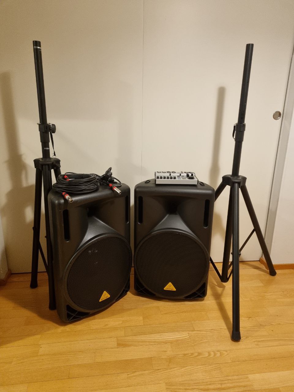 Tehokkaat aktiivikaiuttimet ja kännykällä ohjattava mikseri