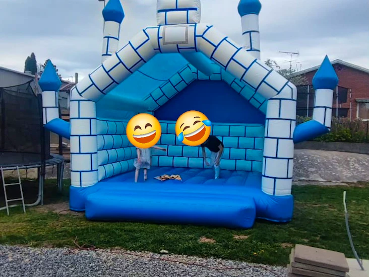 Stor hoppborg "borgen" med tak ca 5x5m