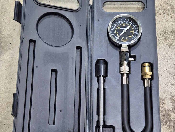 Puristuspainemittari bensamoottoreille