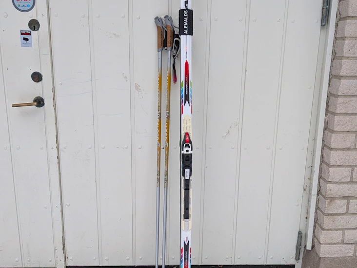 Längdskidor skins 195 cm med stavar och pjäxor