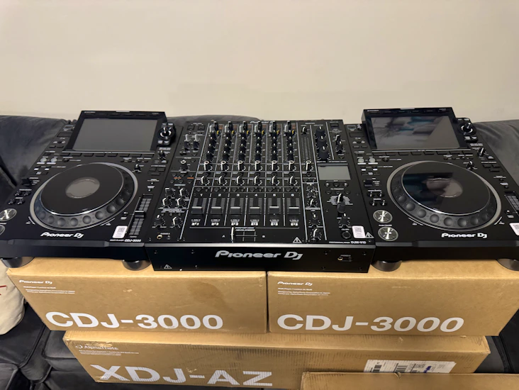 V10 mixer w / 2 cdj’s 3000