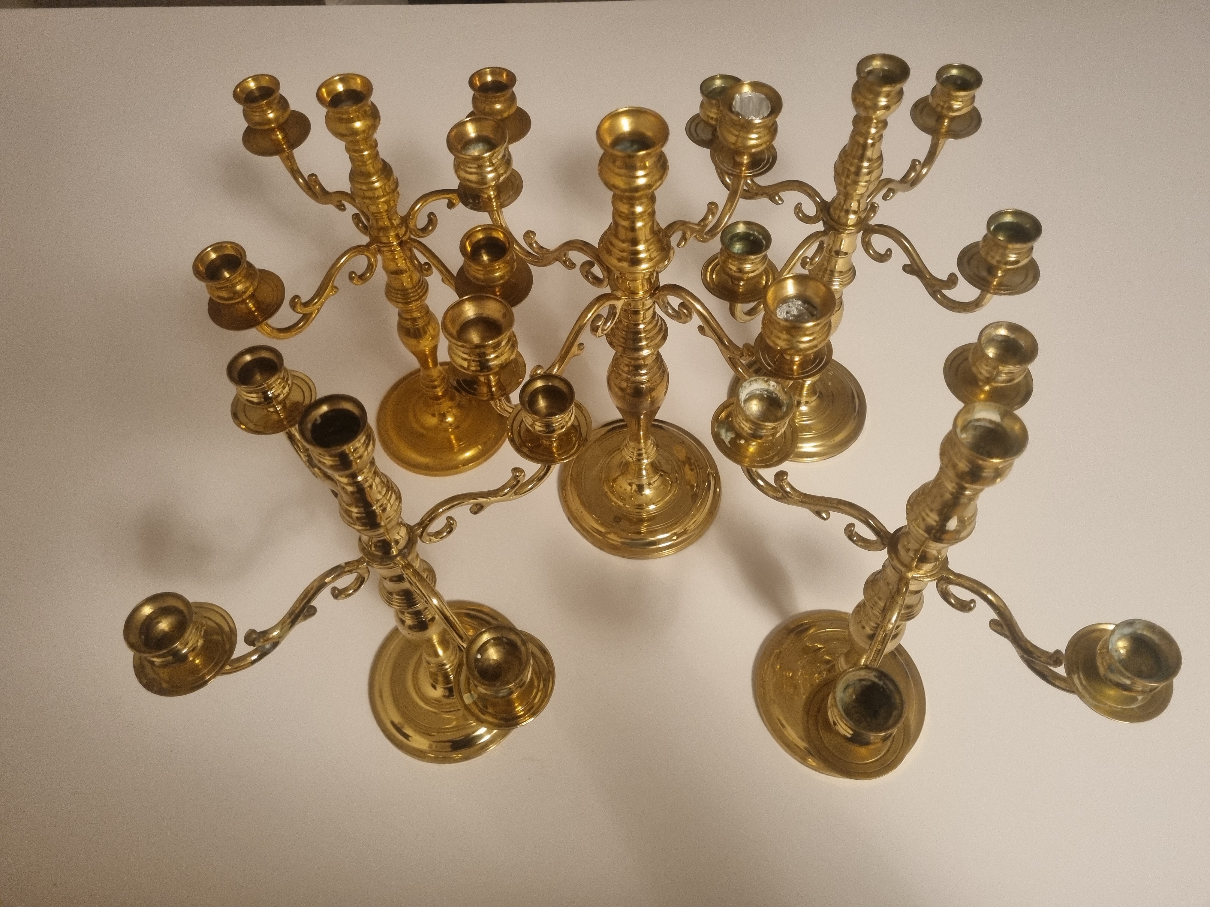 Ljusstakar och kandelabrar i mässing