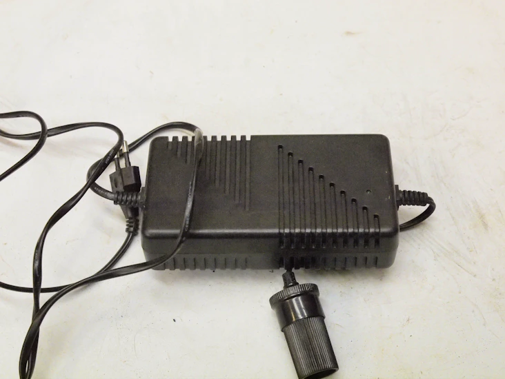 Spänningsomvandlare 230v --> 12v 6a