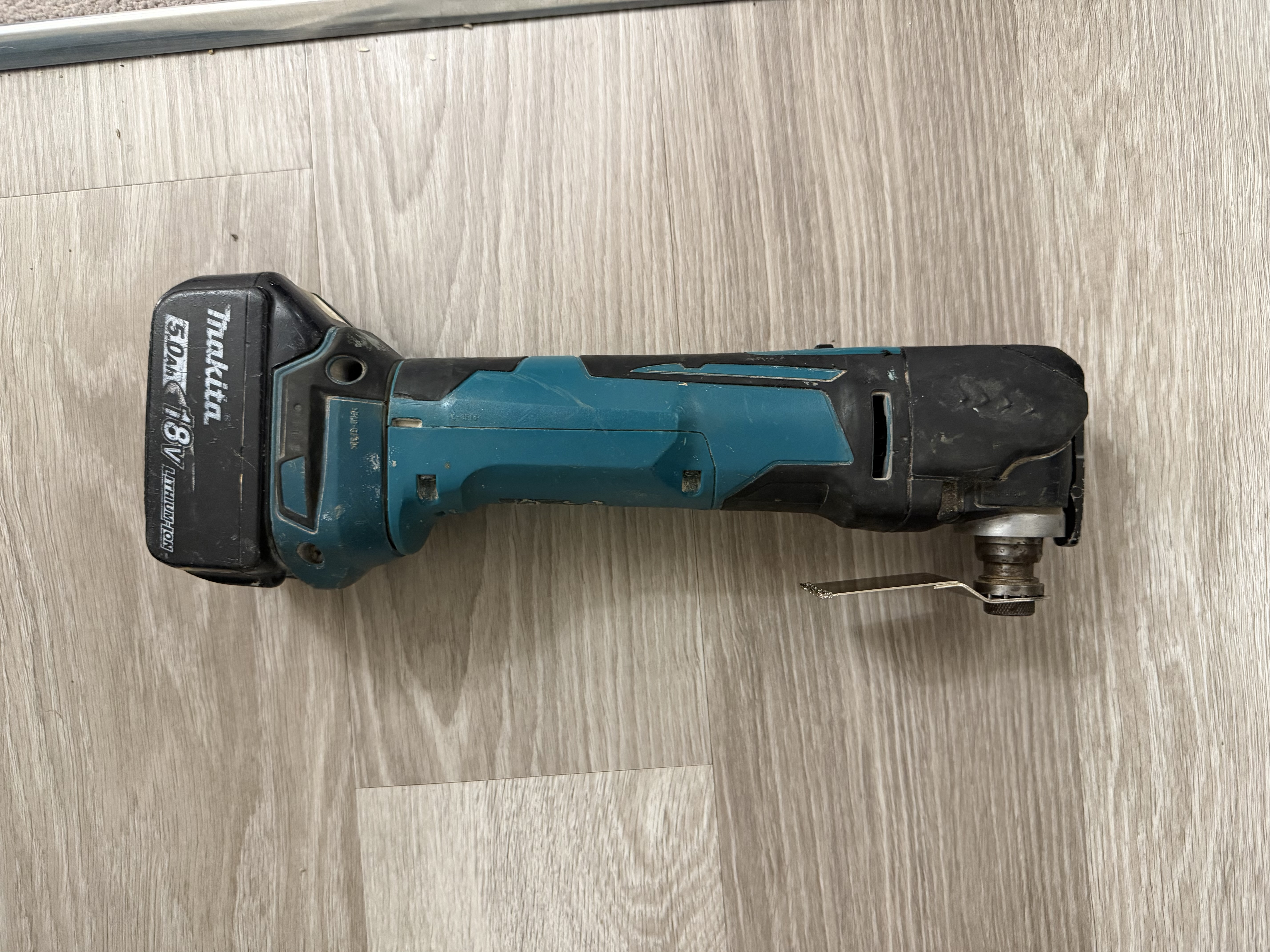 Makita dtm51 oscillating multi-tool