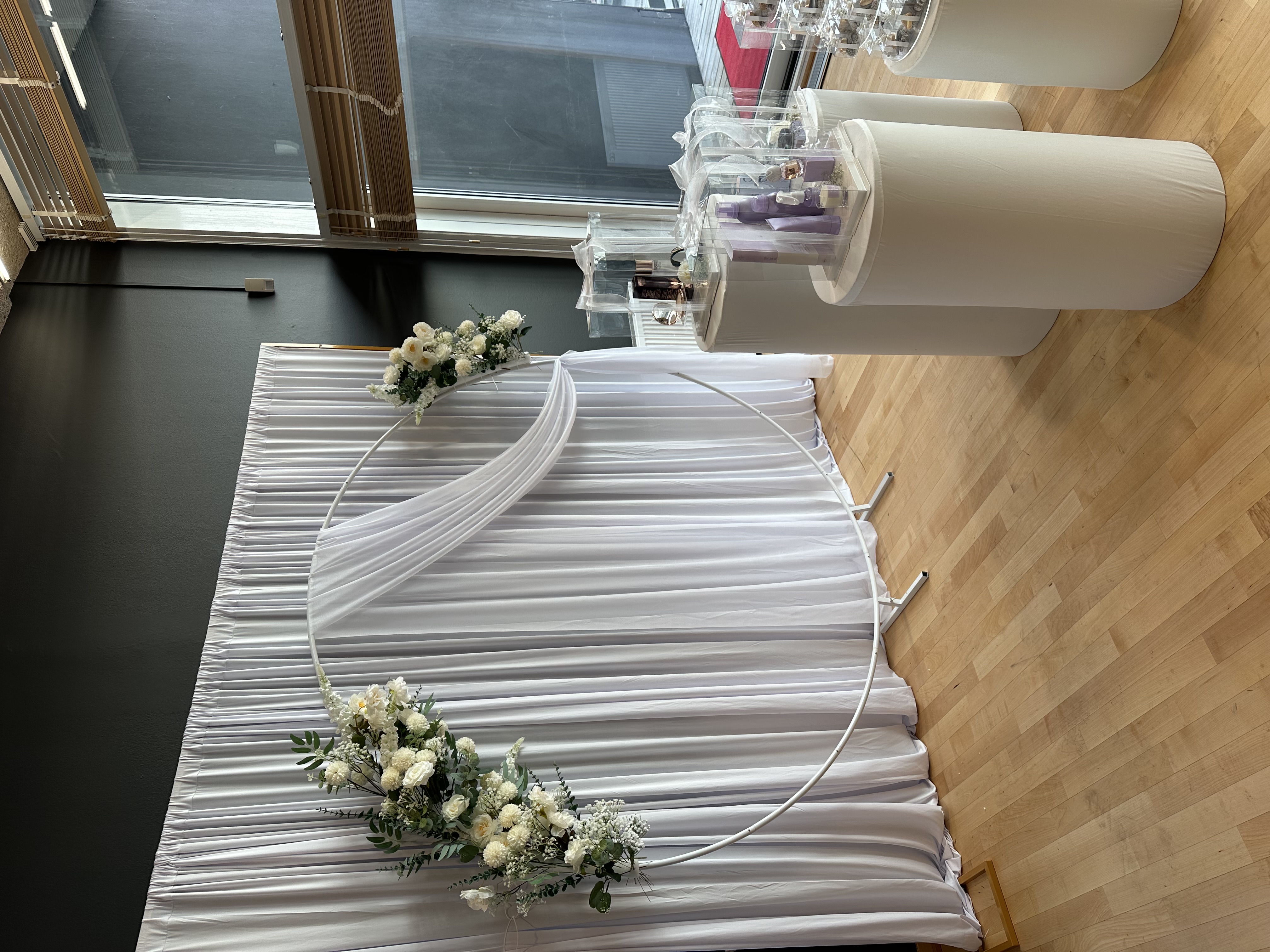 Ställning med vita draperier 
