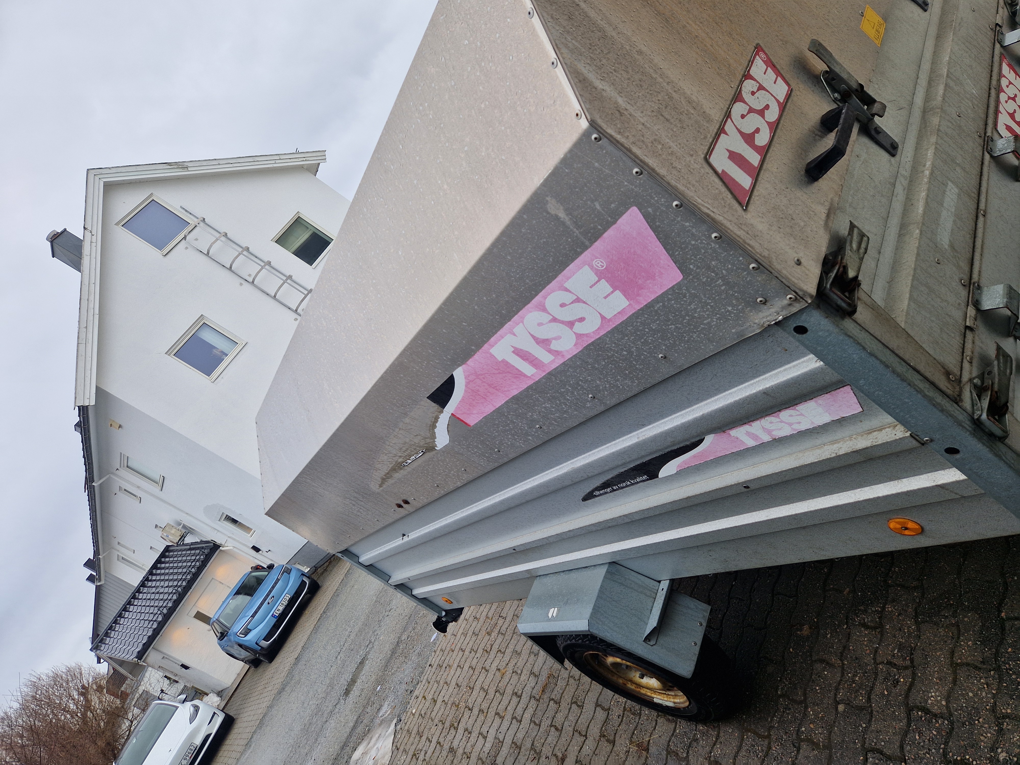 Tysse kapellhenger med høye karmer