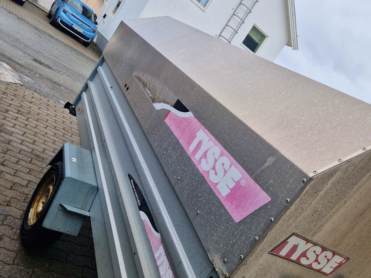 Tysse kapellhenger med høye karmer