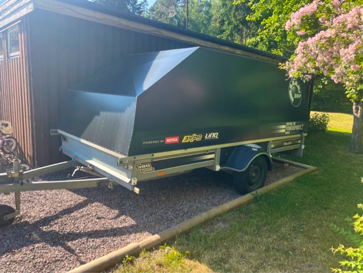 Skotersläp med tippfunktion