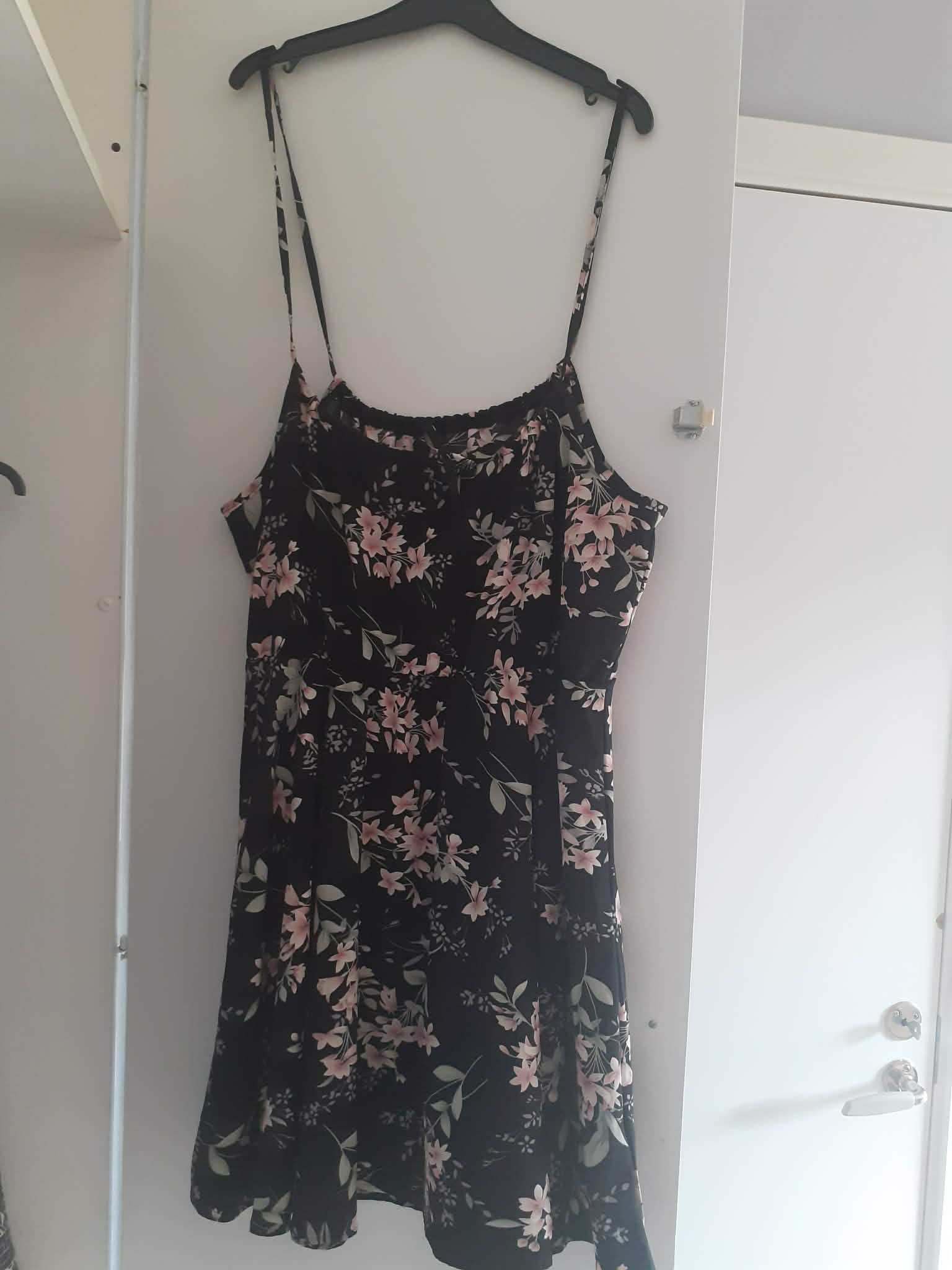Svart blommig klänning 