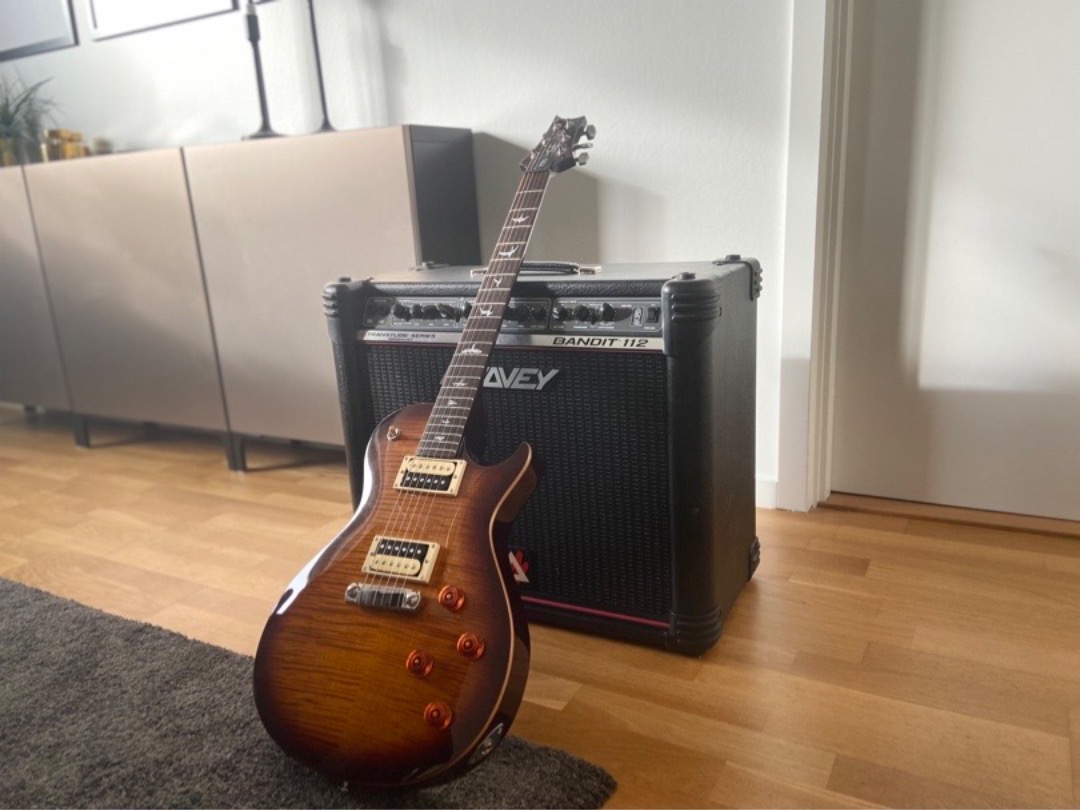 Elgitarr med förstärkare