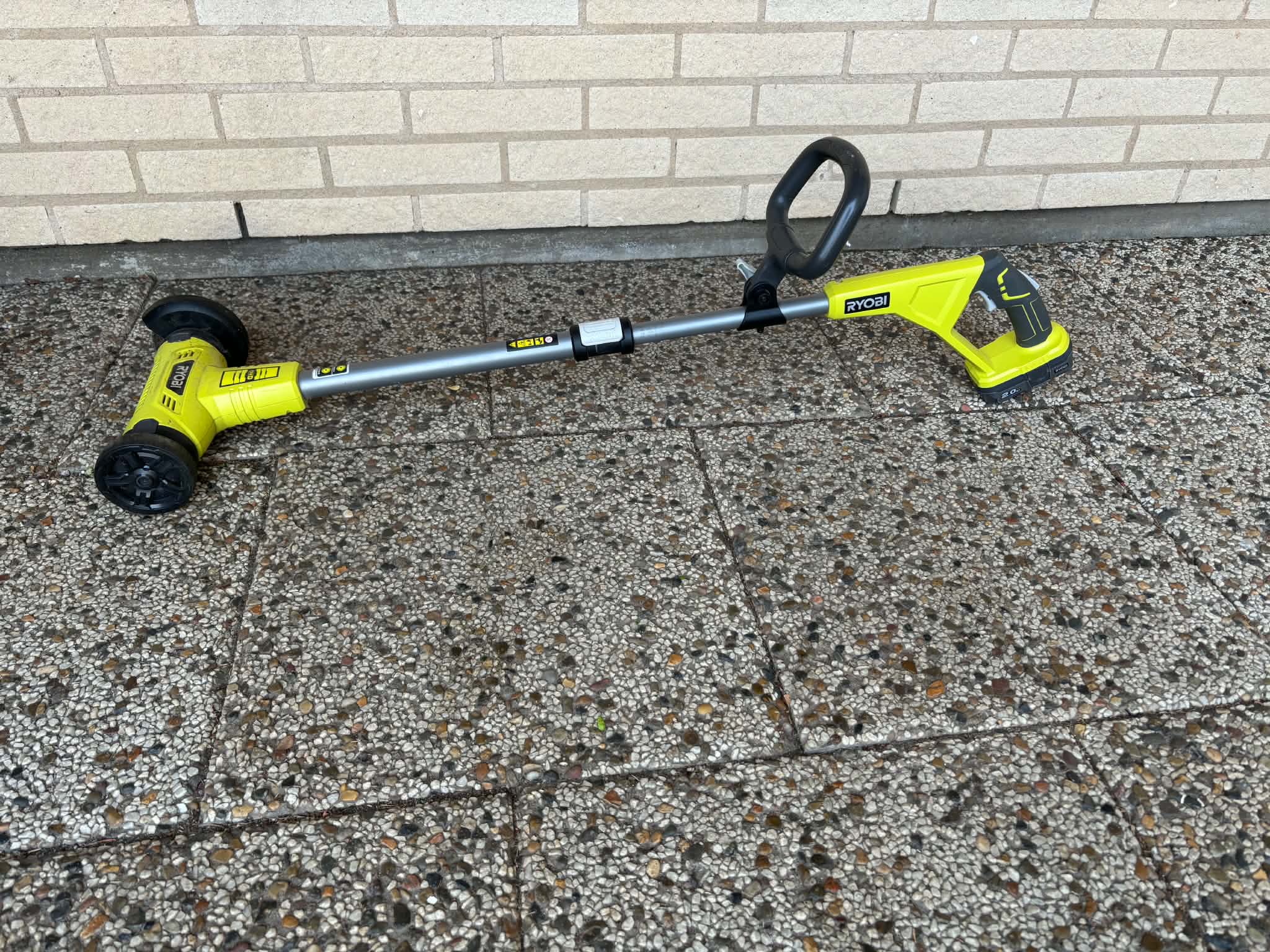 Ryobi one+ batteridriven plattrensare + 2x 2ah batterier och laddare 