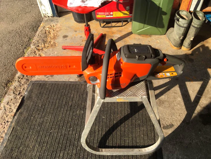 Husqvarna batteridriven motorsåg. laddare