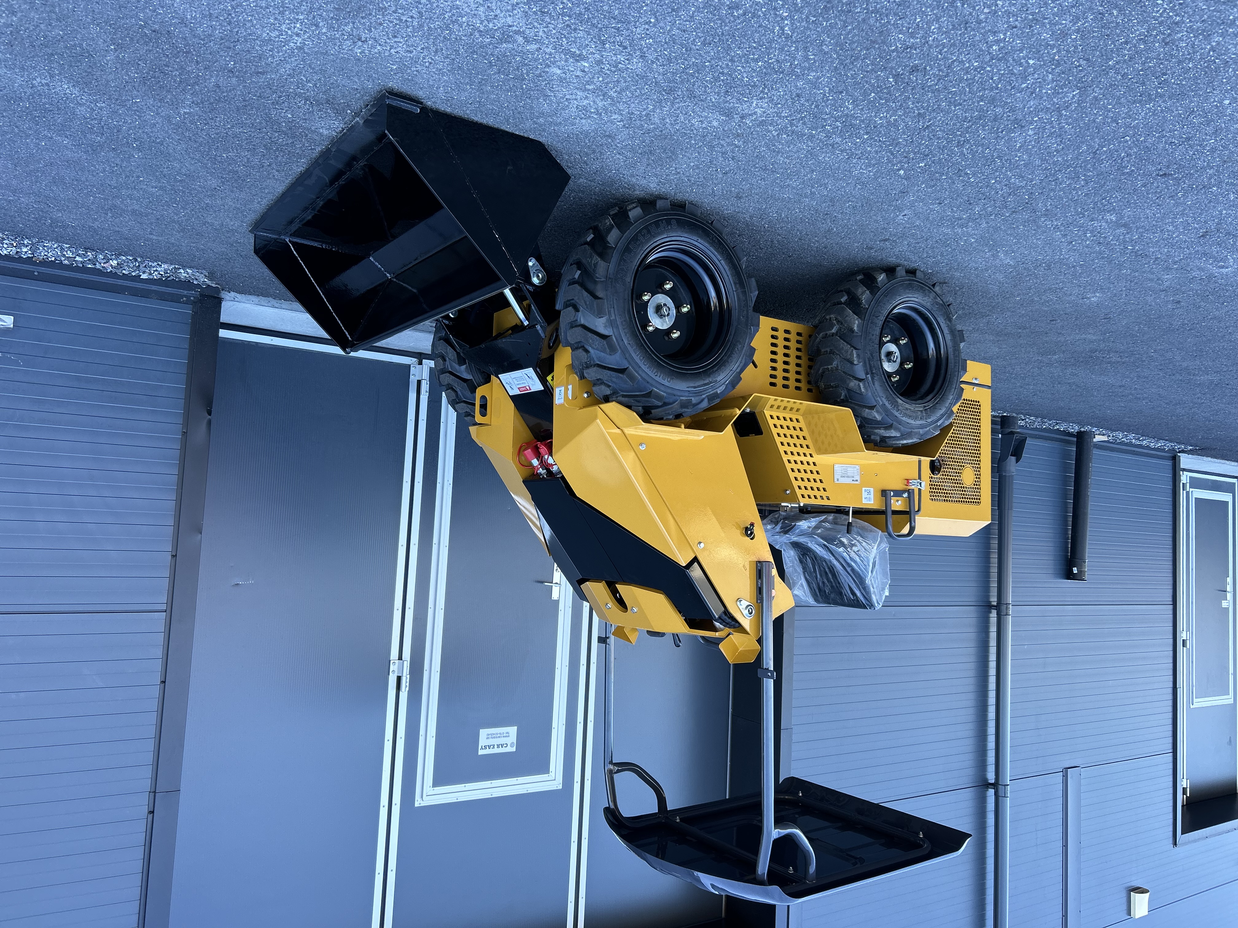 Kompaktlastare skid steer med sits arbetsvikt 900kg frakt ordnas
