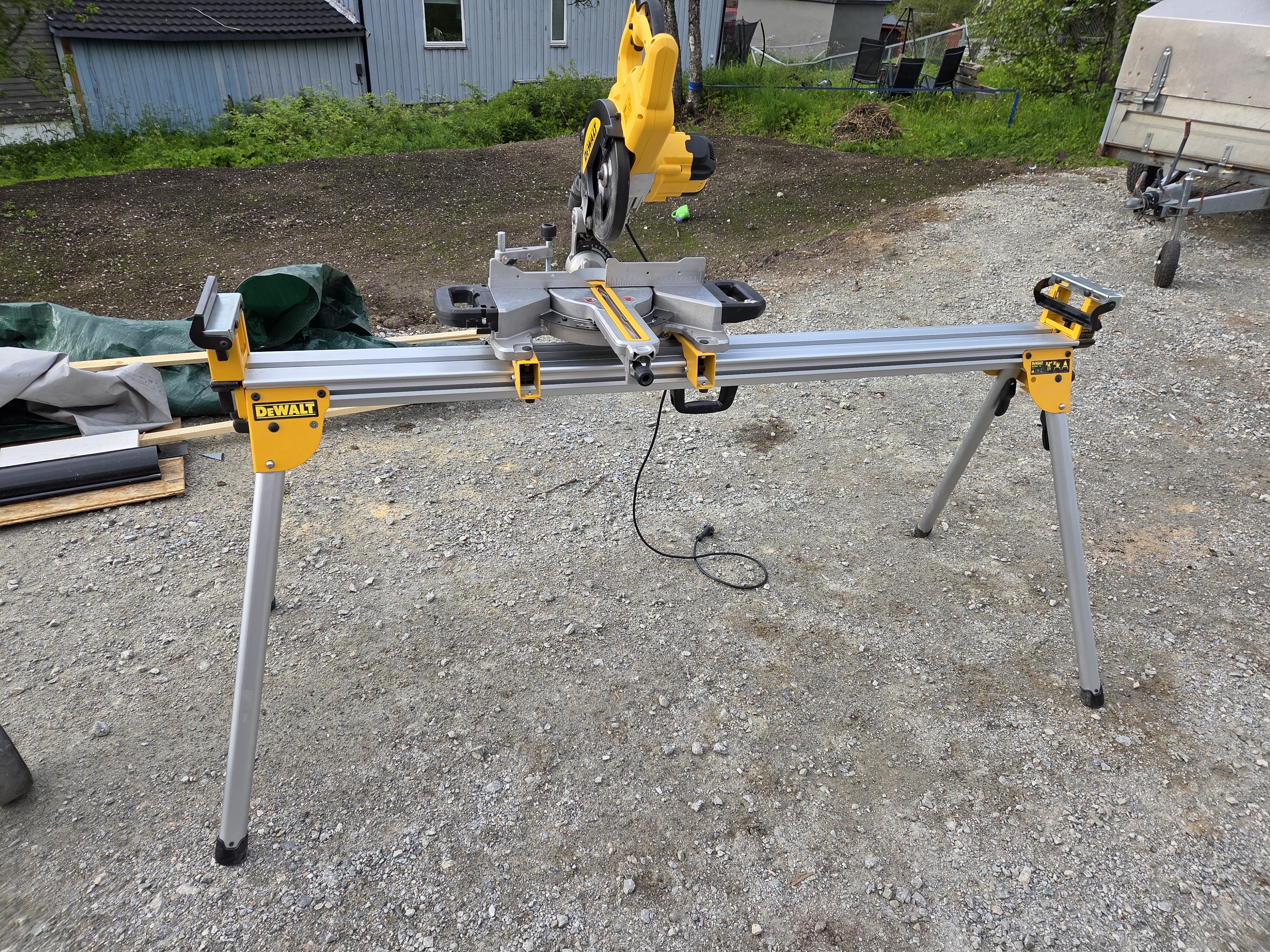 Dewalt kapp- og gjærsag med stativ