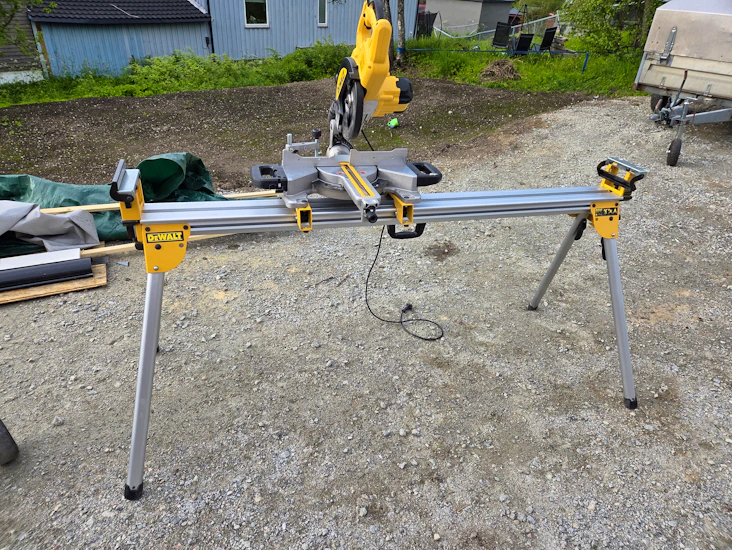 Dewalt kapp- og gjærsag med stativ
