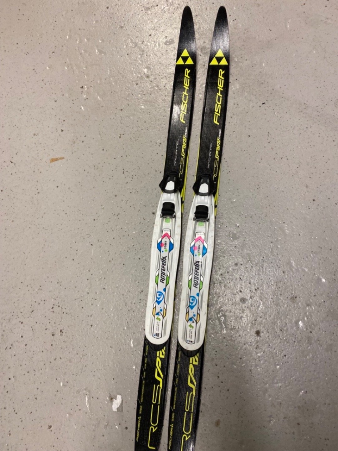 Barneski(90cm) + skisko(25, 29, 30) staver