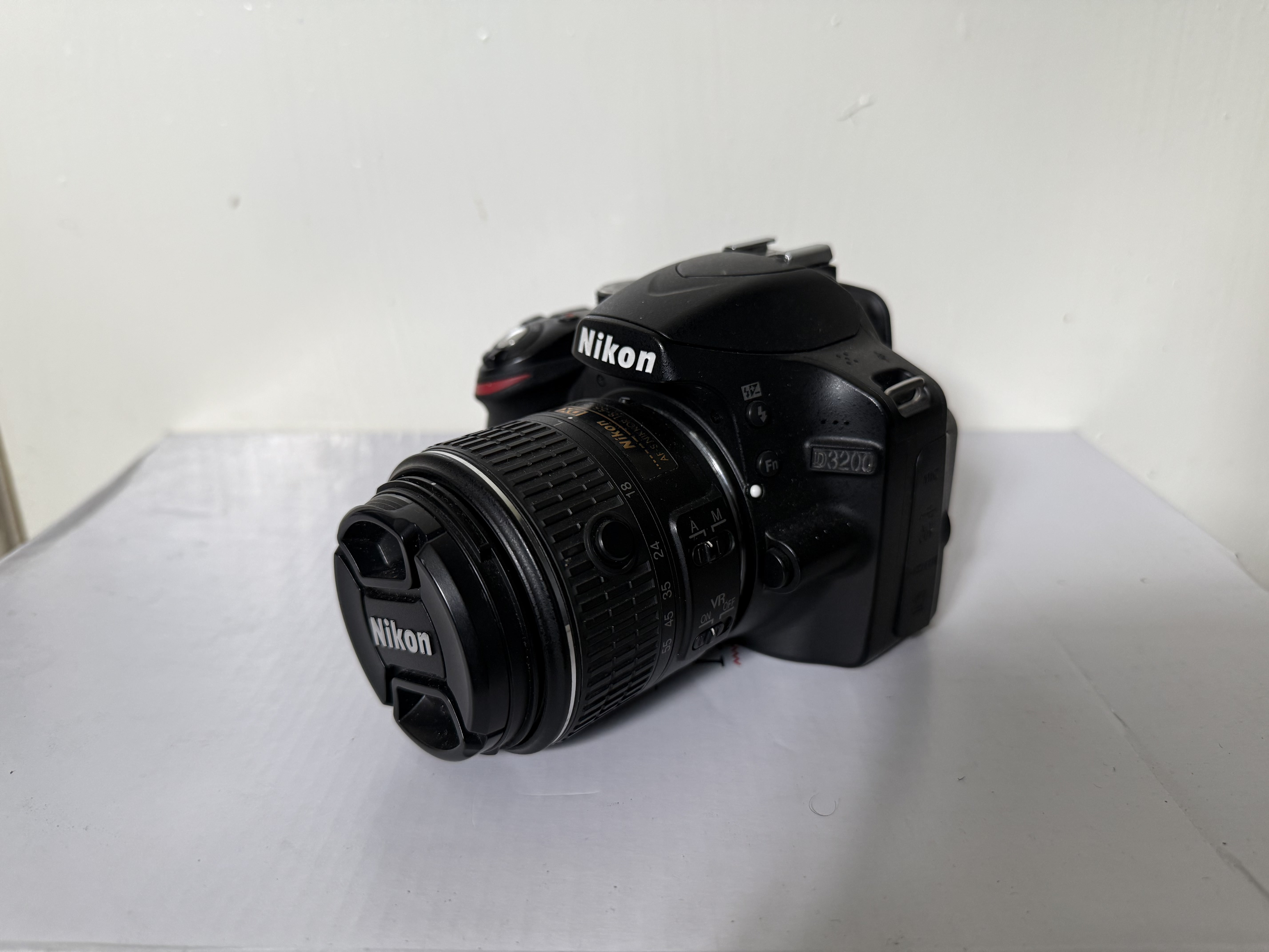 Nikon d3200 body + 18-55mm
