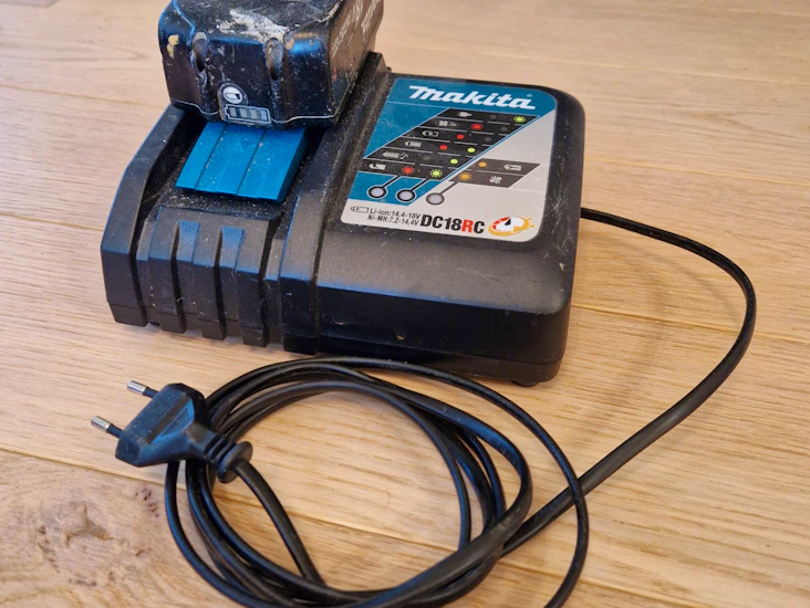 Makitan laturi ja akku