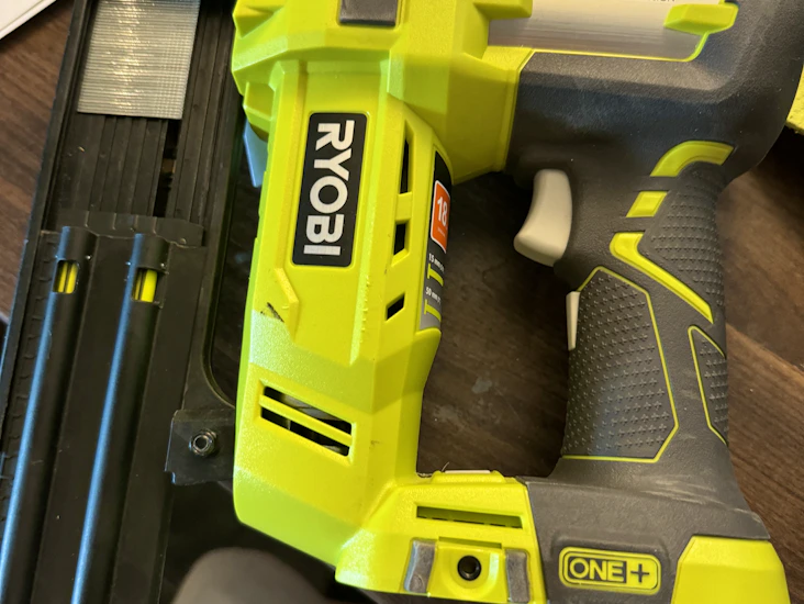 Batteridriven spikpistol