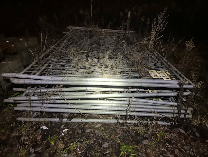 Työmaa-aitaa 17 kpl x 3,5 m yhteensä n.60 m, korkeus 2 m