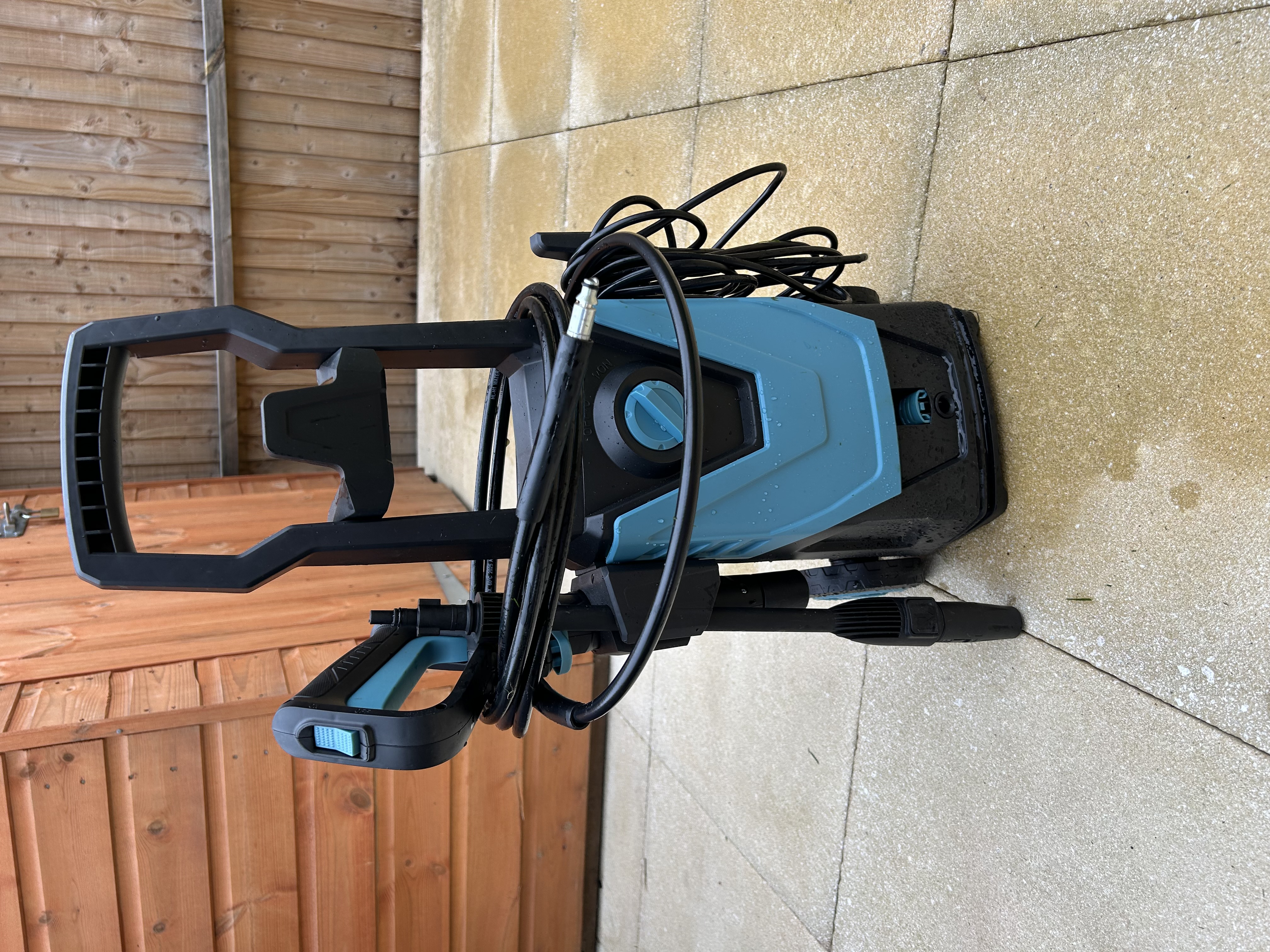 High-performance electric pressure washer (150 bar max pressure)