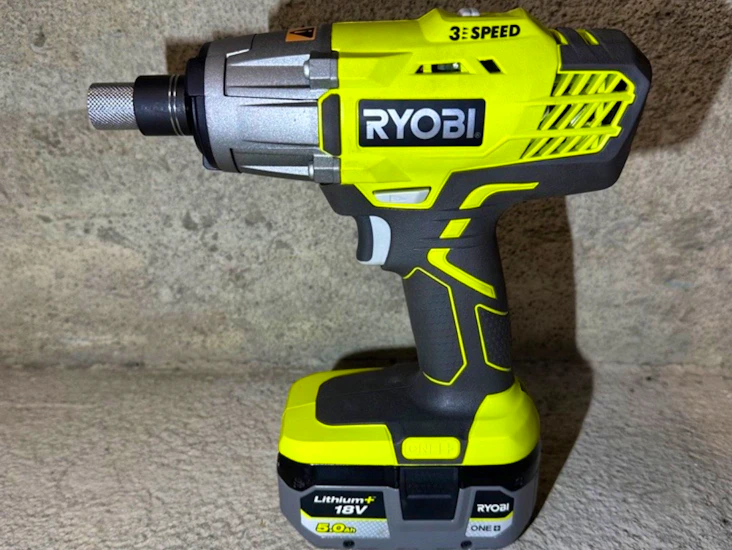 Kraftig ryobi muttertrekker