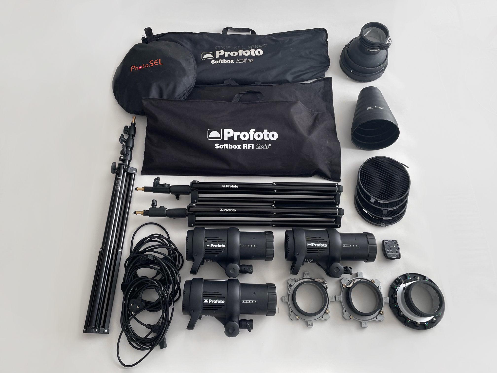 Complete profoto d1 500 air studio lighting kit – 3 lights, softboxes, grids, snoot, reflector