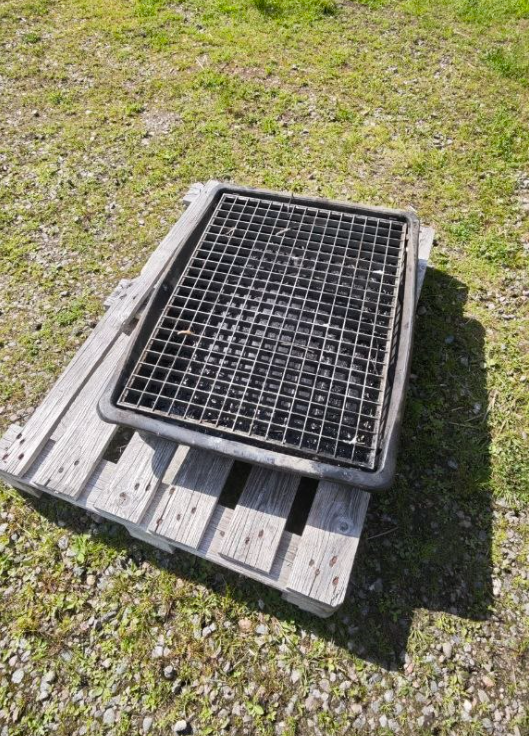 Oljetråg / spilltråg med galler