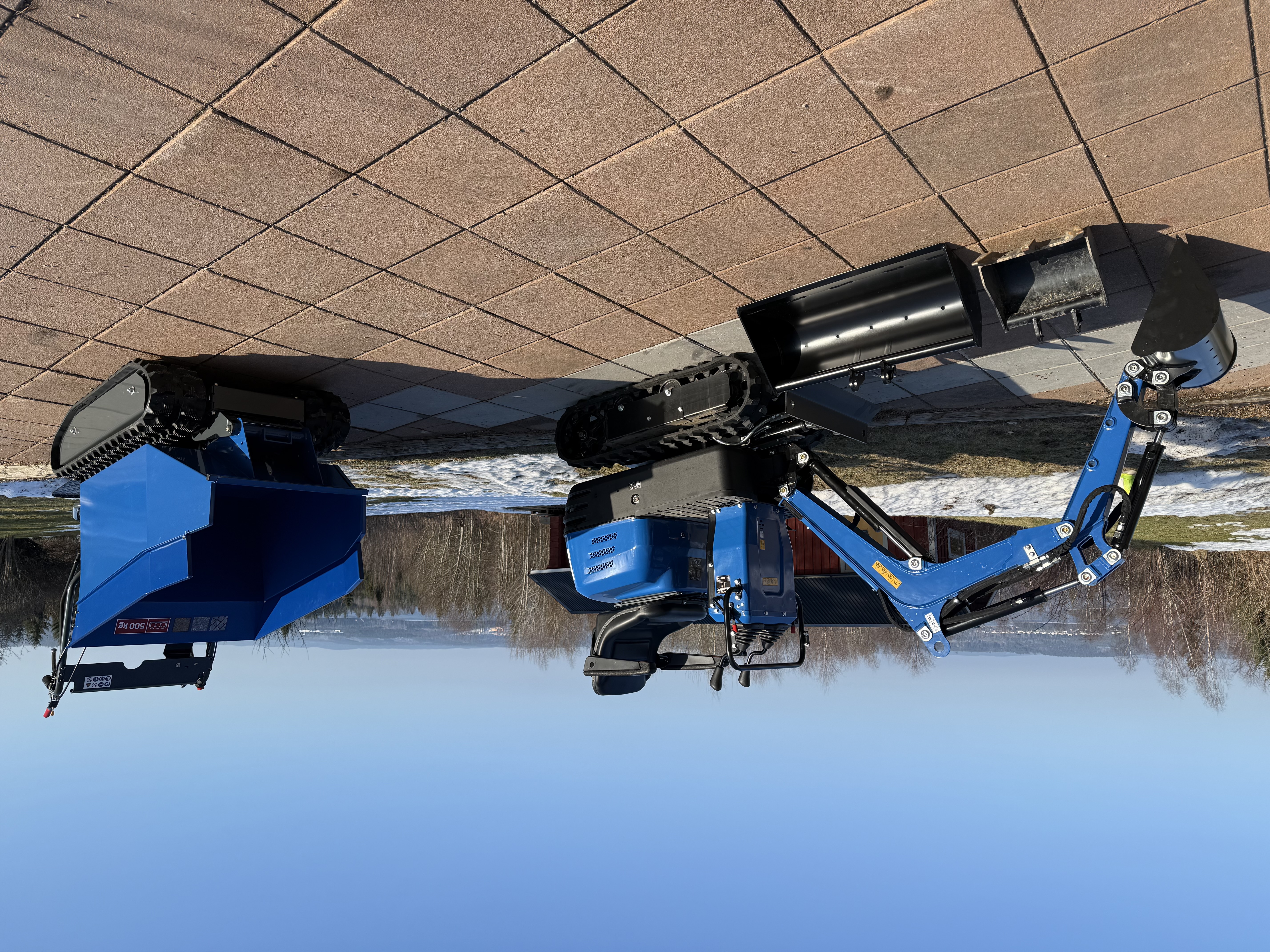 Minigrävare och dumper med släpvagn