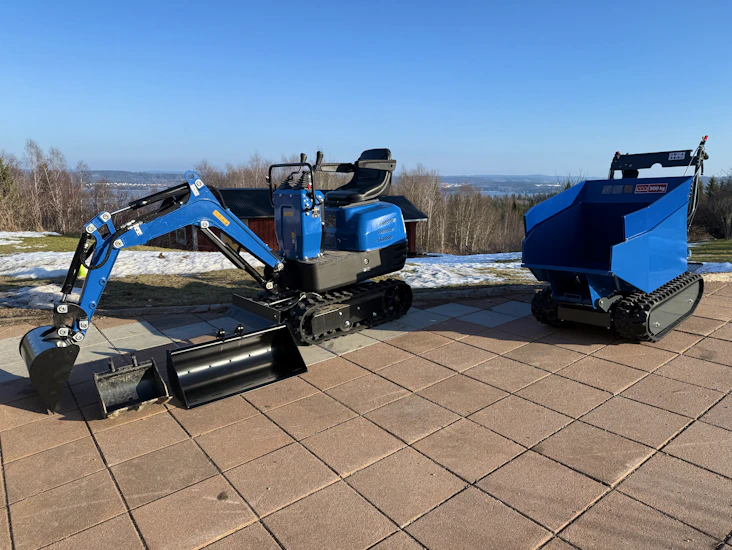 Minigrävare och dumper med släpvagn