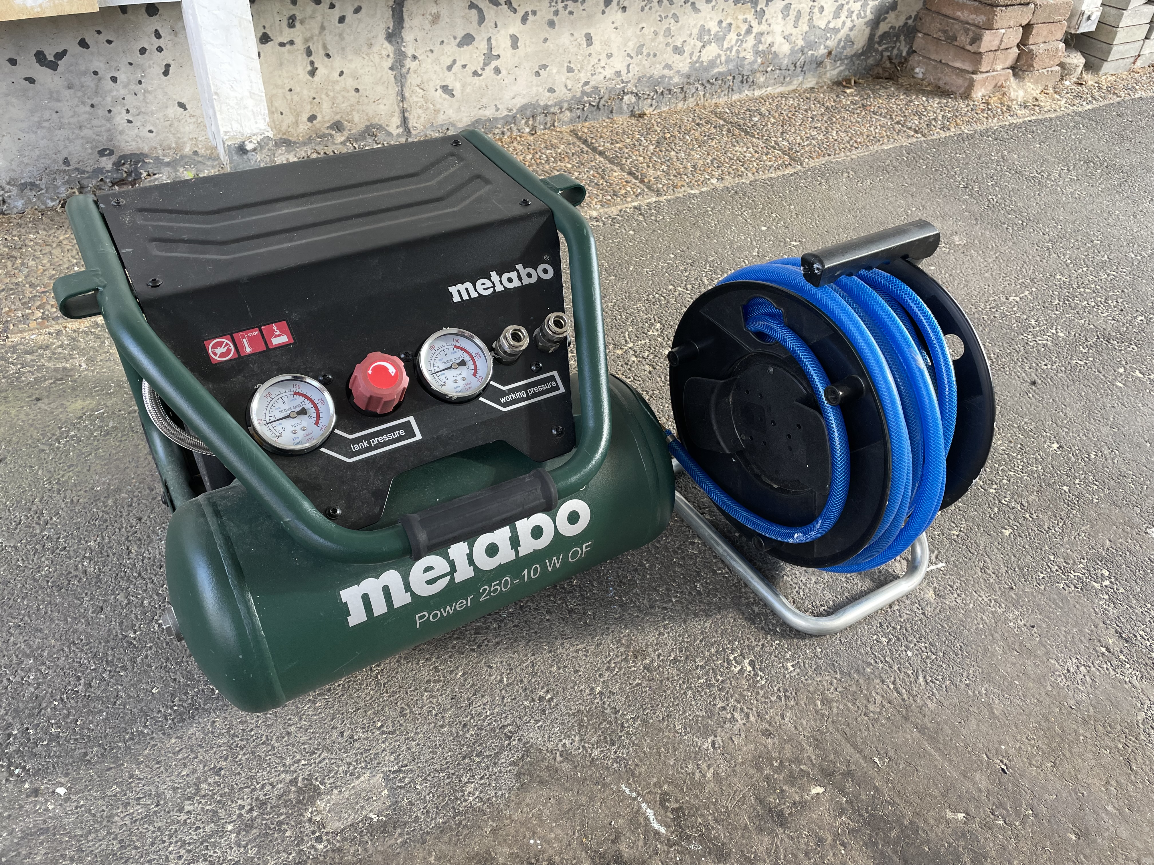 Kompressor med tillhörande slang