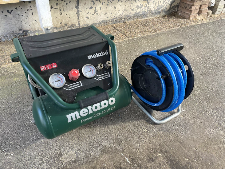 Kompressor med tillhörande slang