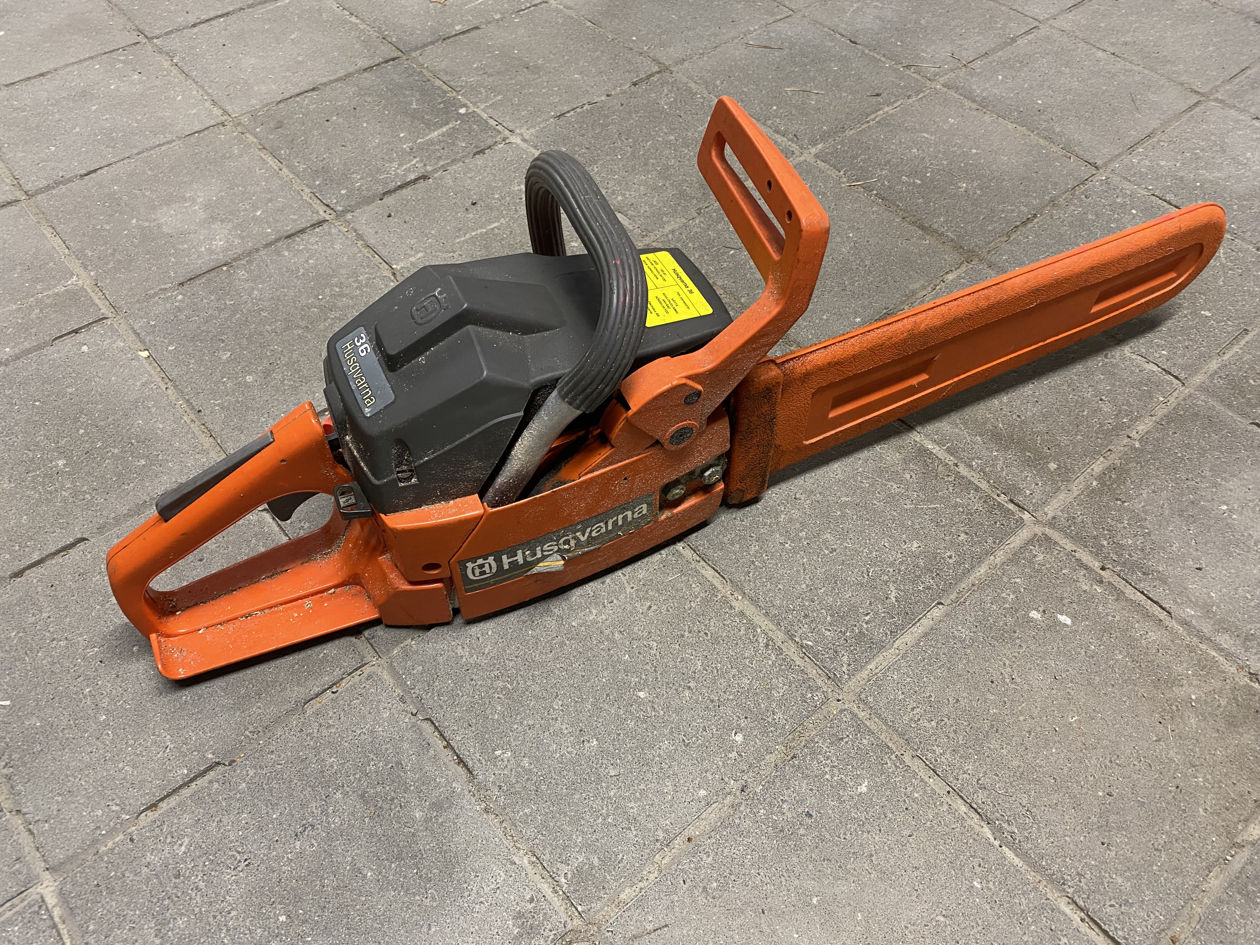 Motorsag til hagearbeid og rydding av trær og kvist