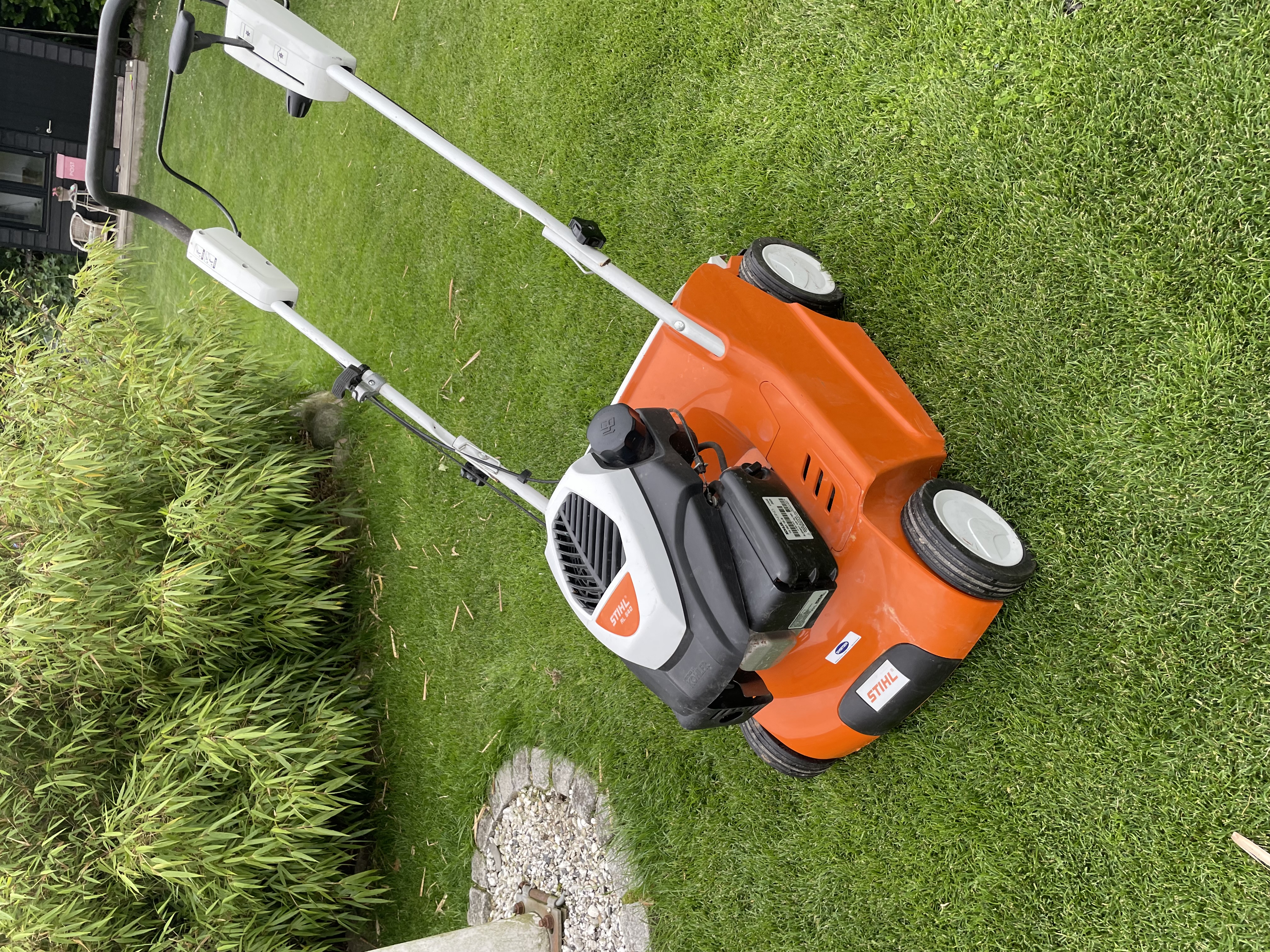 Professionel vertikalskærer og plænelufter