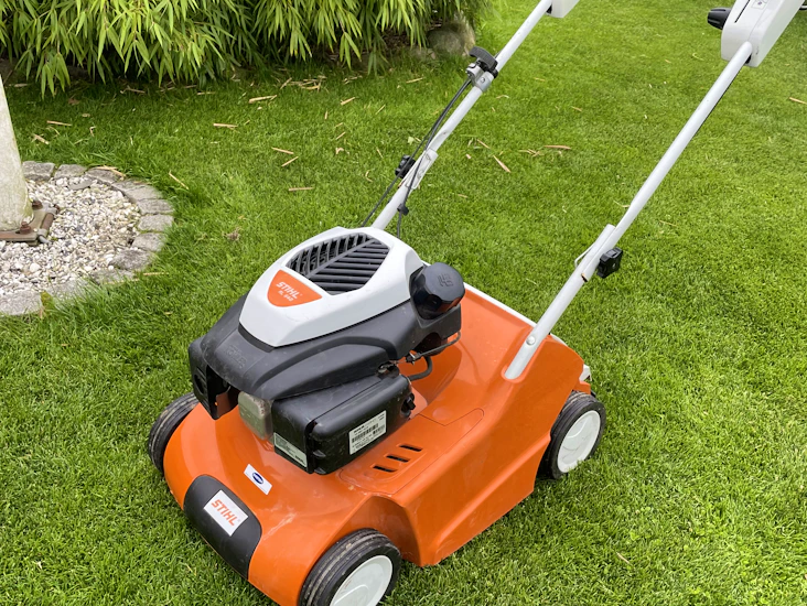 Professionel vertikalskærer og plænelufter