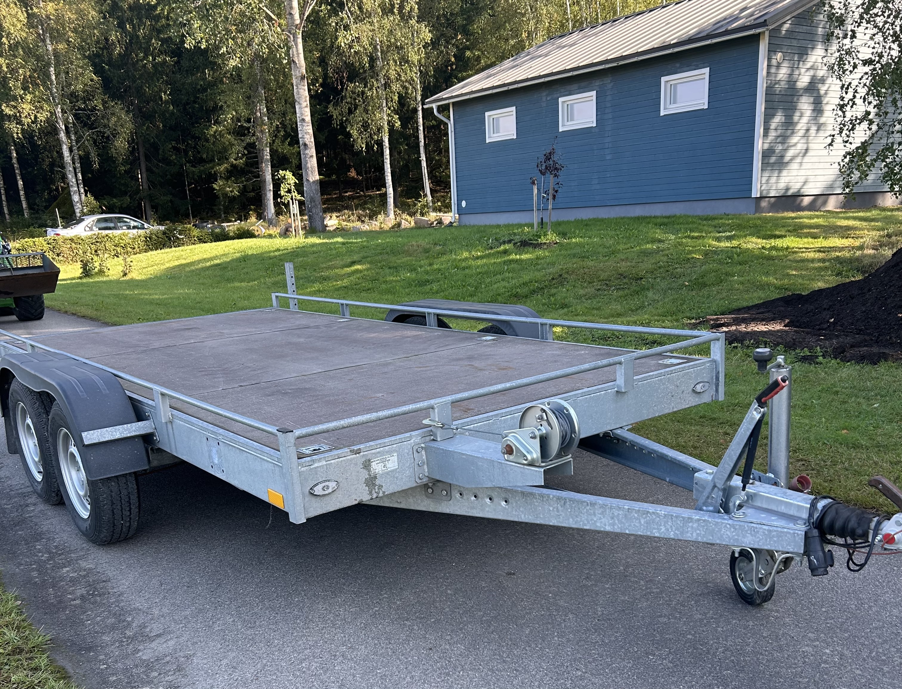 Auton kuljetus traileri