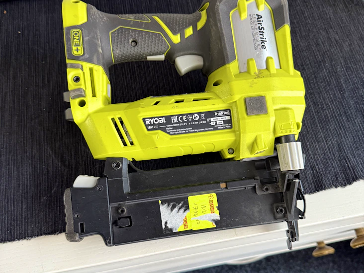 Ryobi airstrike spikpistol ink. batteri & laddare