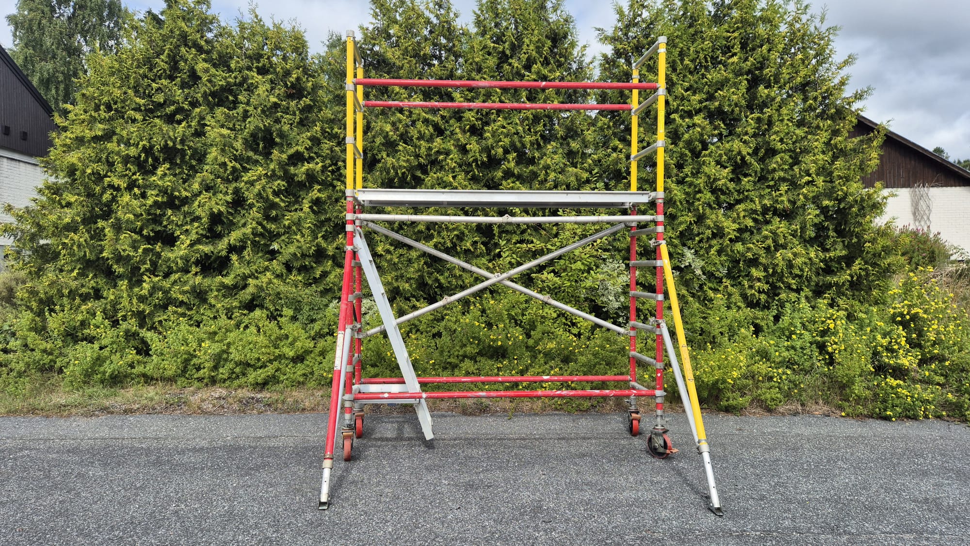 Ställning aluminium med stege, plattform och stödben - modulär
