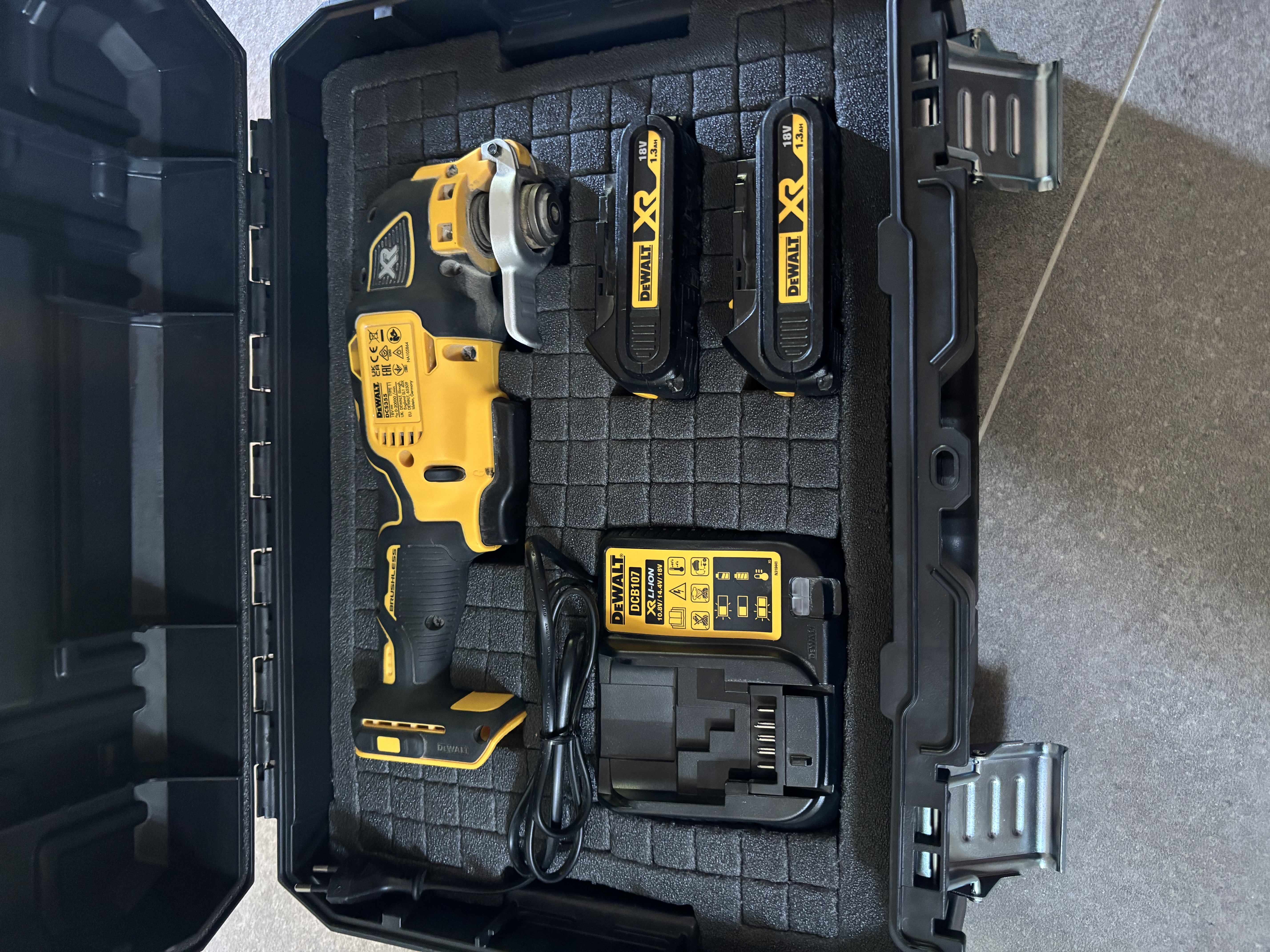 Utleie: dewalt 18v xr børsteløs multikutter / multiverktøy med 2 batterier