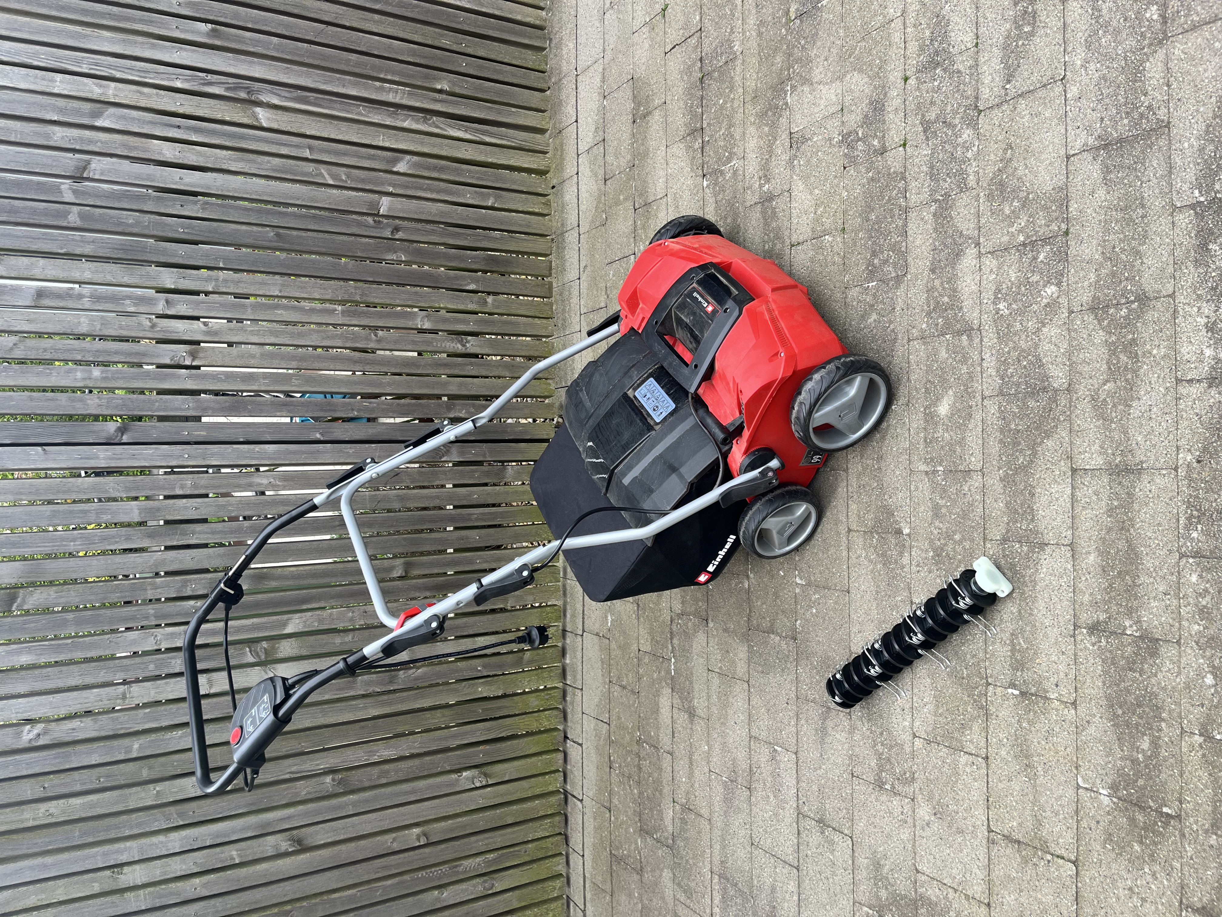 Elektrisk vertikalskärare/mossrivare