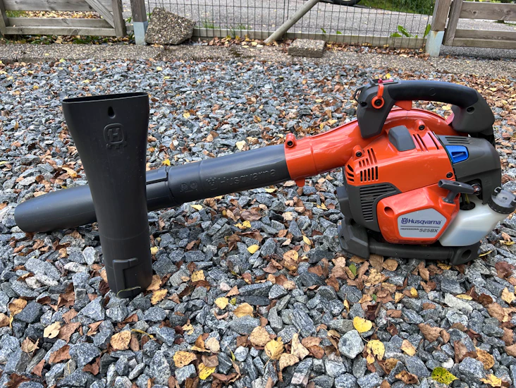 Handhållen, bensindriven kraftfull lövblås