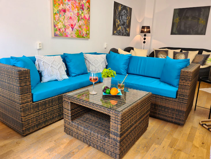 Hjørnesofa i brun kustrotting med puter og bord