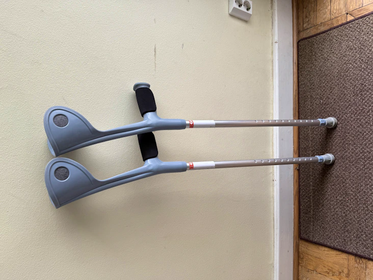 Kryckor med bekvämare handtag (69 - 98 cm)