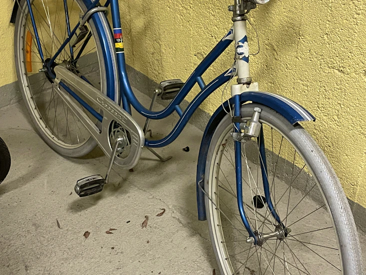 Stilren veterancykel för stadstur eller foto i toppskick