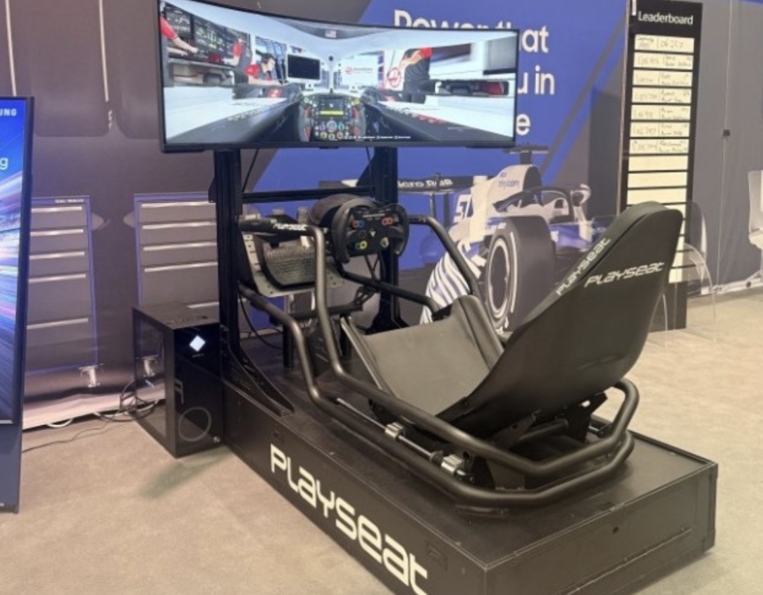 Playseat formula racing-simulator med thrustmaster ratt/pedaler og gaming-pc