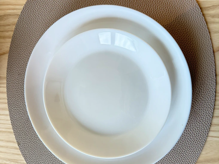 50 store og 50 mindre tallerkener til leie