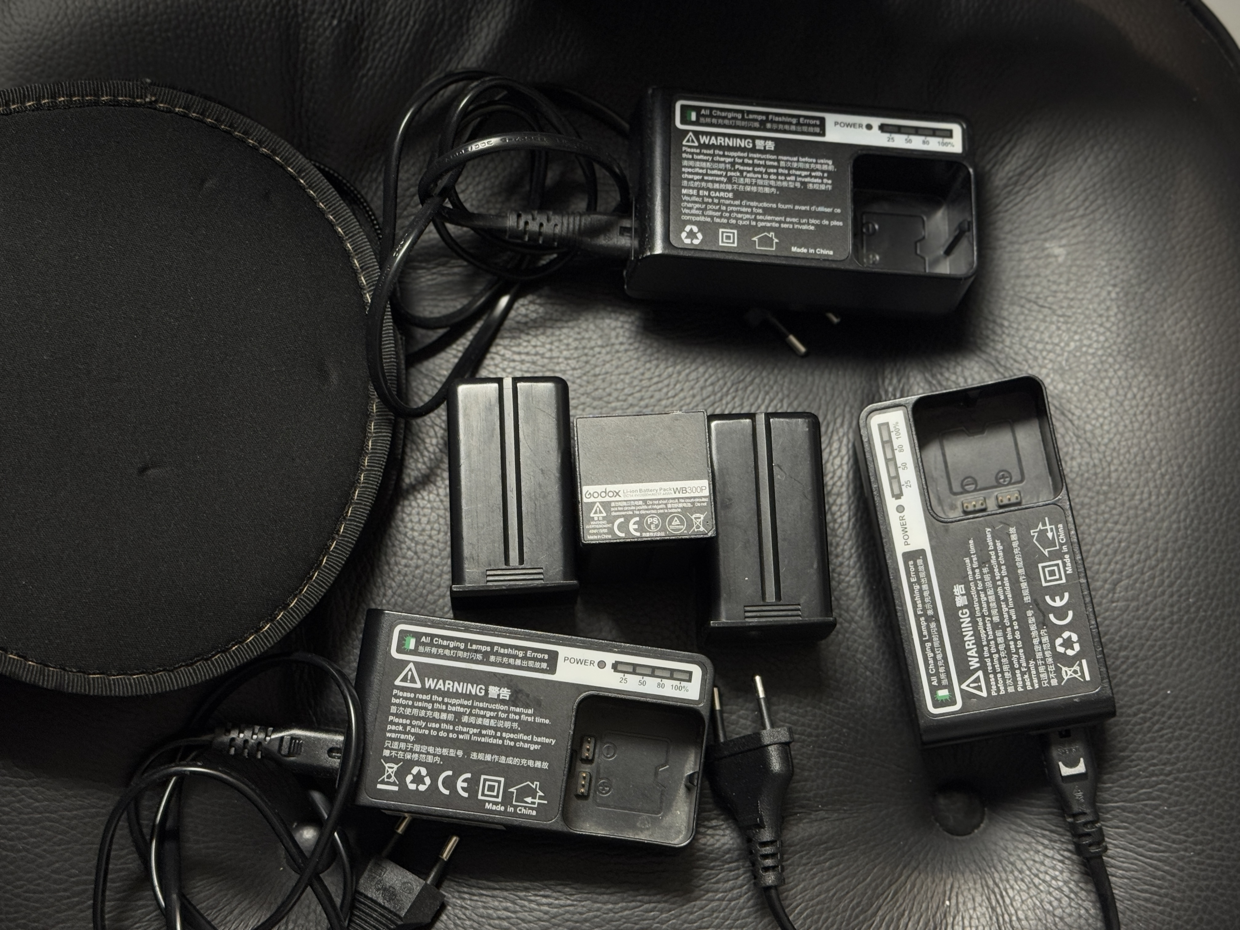 3 kpl akkuja ja latureita godox-salamavaloille